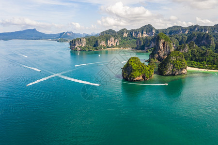 岛景观海岸线在泰国Krabi旅游季节在Rairay和Aonang海滩观望石灰岩和客船图片