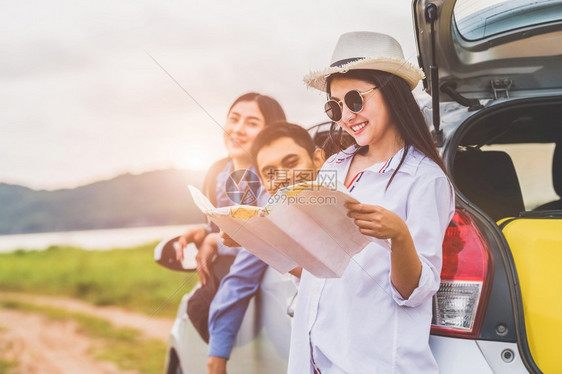 男人成欢乐的亚洲妇女及其朋友站在汽车旁着年轻女孩在旅途中玩得开心人们的生活方式和旅行度假概念友谊之旅和户外游览泡沫主题年轻的图片