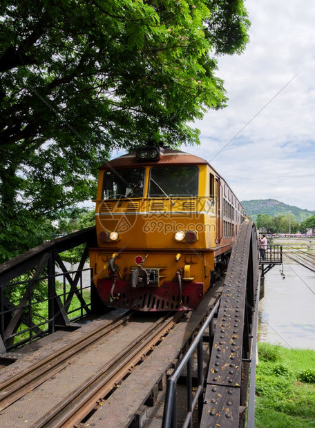结构体景观过境当地火车的柴电机小心翼地驶过旧钢桥泰国西线前视与复制空间图片