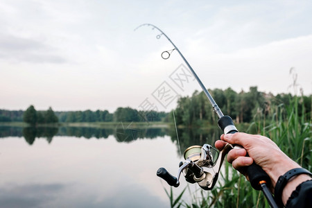 在湖底背景下钓鱼渔鼠鳄碳雾在河岸钓鱼时使用棒子的渔民旋转卷绳Misty晨间野关于捕鱼日的文章派克银行运动图片