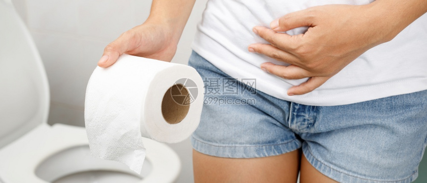 腹泻疼痛上厕所的女性图片