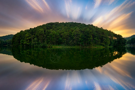 天空和湖中山上松林的树在潘奥翁湖梅宏孙泰国长远的美丽日落风景中反映出来PangOung湖PangOungLakeMeeHongS图片