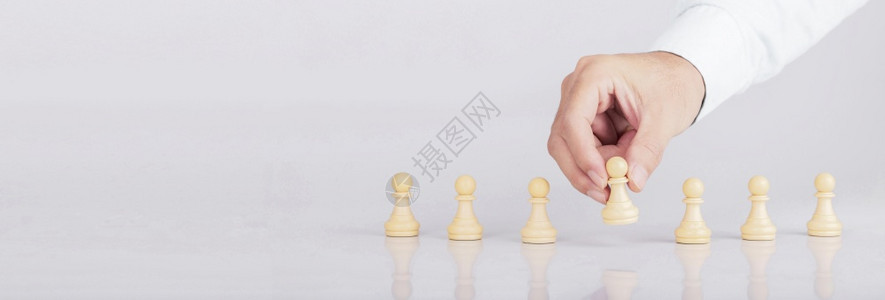 战斗团队教育在竞争成功游戏商业雇主的构想战略和成功的管理或领导才能中与象棋比赛一起打下象棋的实业家图片