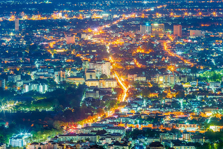 位于泰国清迈市中心的灯光和城市中心的颜色深夜黄昏背景ThaiChangMai交通酒店全景图片