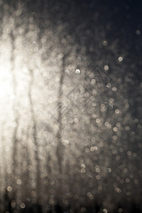 抽象的雨滴窗口相片在玻璃杯上凝结形成近距离失去焦点窗上的节心器脱落冷凝水图片