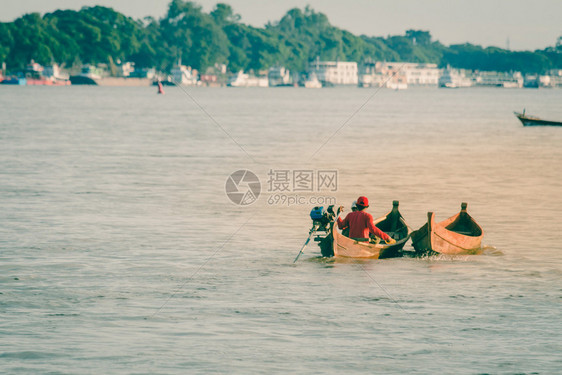 亚洲缅甸Mingun的缅甸河上渔船在缅甸Mindalay带草树背景的Mingun运输夏天图片
