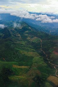 白天寺庙多雾路段从山上和湄公河空的飞机查看老挝LuangPrabang图片