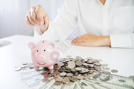 现金女手工储蓄资金用于未来退休计划经济钱图片