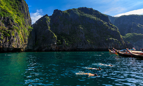 热带亚洲人山12月6日018年长尾船载外国观光客前往菲斐岛和上下潜的泰国图片