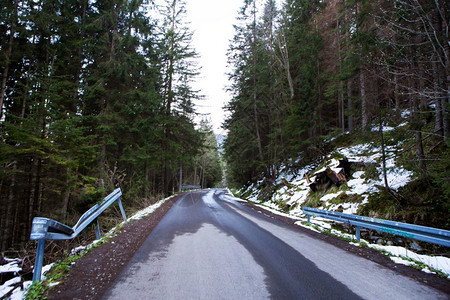 在通往波兰海眼的路上通往森林高塔特拉山脉的道路通往森林高塔特拉山脉的道路天空场景抛光图片