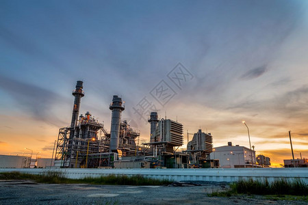 黄昏的燃气轮机发电厂与微明涡轮暮环境图片