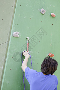 挑战悬崖男攀爬墙和体育风险冒运动的细节图片