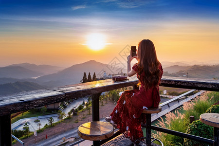 五行相生帕观光客在泰国乔霍湖的PharhaSonKaewTempleWatPhra拍摄照片拿铁日落背景