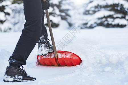 霜工人在严寒的冬季天气下公共服务工作者或公民铲雪降图片