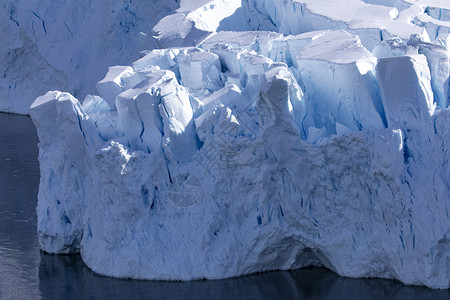 存储在切入冷海水前不久在淡出蓝色高冰山舌弯曲南极游泳图片
