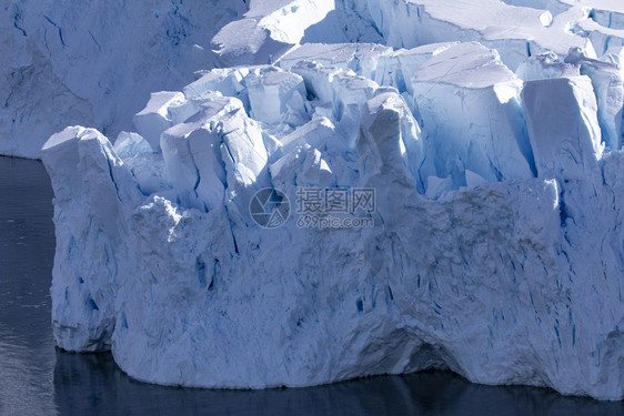 存储在切入冷海水前不久在淡出蓝色高冰山舌弯曲南极游泳图片