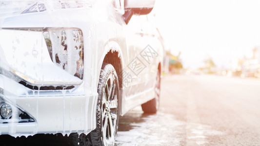 用清洁液洗车杀死细菌辆湿的压力图片