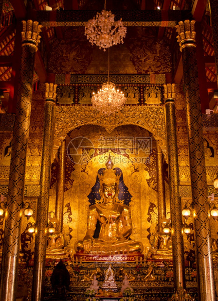 祈祷内部的深夜泰国清莱佛教堂东图片