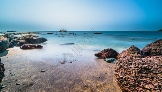 果阿Anjuna海滩景色美丽岩石透明蓝色的图片