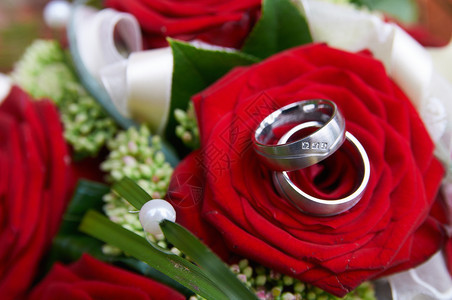新婚花束中的戒指图片