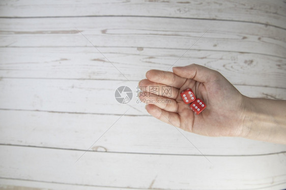 赌注白色的男人女手握白色背景上的红游戏骰子双六概念具有游戏板角色扮演游戏风险机会好运或的复制空间色调图像顶视文本的特写空间女手握图片