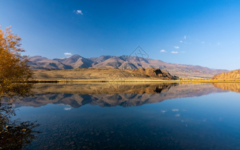 环境高地云阿尔泰山湖风景全一年中的时间是秋天阿尔泰山湖图片