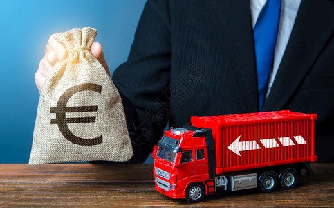 有欧元钱袋和卡车的商人运输业务和货物的高收入价格上涨全球集装箱短缺危机物流司的好薪水商业费率交通图片