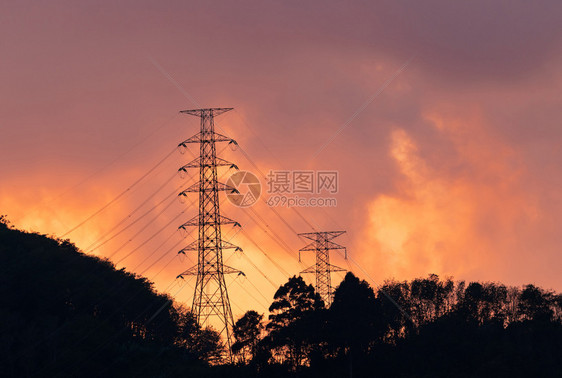 邮政森林网格夜间高压电杆和输线路日落力和能源节日落发电的线塔在配站安装高压网塔配有缆图片