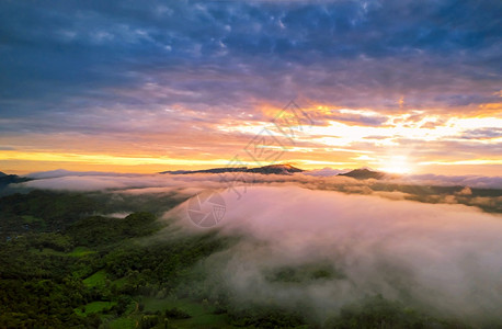 美丽的空中景色日出在泰兰以北的山脉上美雨林风景清晨有雾在山上日出早晨范围户外图片