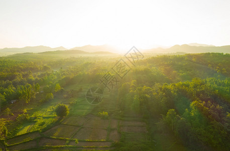 范围美丽的空中景色日出在泰兰以北的山脉上美雨林风景清晨有雾在山上日出太阳天空图片