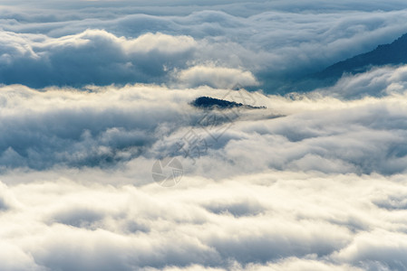 白色的首脑美丽自然风云和像海洋这样的雾在冬季清晨日出期间覆盖着山峰在洛埃省PhuRuea公园泰云以及像海一样的雾处抽象图片