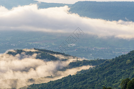 热带美丽的自然风云和像海洋这样的雾在冬季清晨日出期间覆盖着山峰在洛埃省PhuRuea公园泰云以及像海一样的雾处白色薄图片