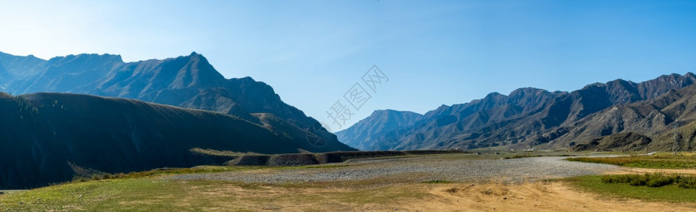 偏僻的全景是阿尔泰一条流经阿尔泰山脉和该地区自然的山河流全景是阿尔泰一条流动在阿尔泰山脉和该地区自然之间的山河流西伯利亚卡通图片