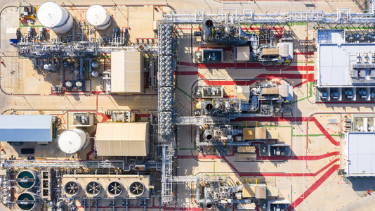 制造业活力甲烷日间空中观察石油和天然气炼厂石化工在有火和蓝天背景的情况下工作日间观测机能和煤气炼油厂图片