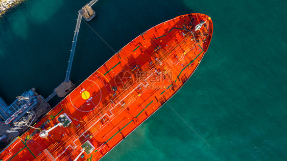 油船红色轮在工业港口装卸石油和天然气通过油轮运输业务进出口石油化工和天然气全球的货物图片