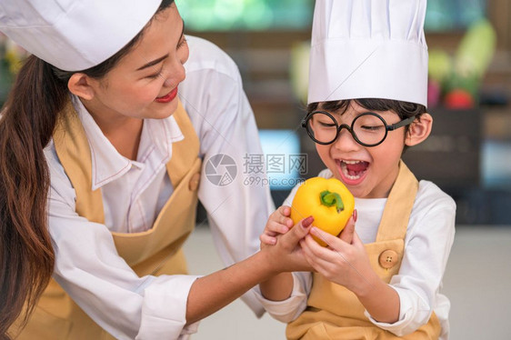 喜欢做饭的亚洲快乐小男孩厨师在家庭房里很搞笑的母亲烹饪人们的生活方式和家庭自制食物配料概念蔬菜沙拉制作人们的生活方式和家庭自制食图片