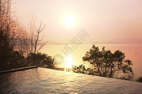 酒店旅游在泰国Kanchanaburi的KhueanSrinagarindra公园和天空上游渡节休息时间游泳池露台与美丽的自然观图片