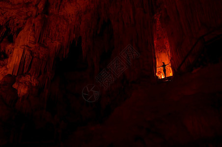 最多夏天假期剪影女士游客站在洞穴里ThamLod洞穴Tham洞穴是泰国最令人惊叹的洞穴之一图片