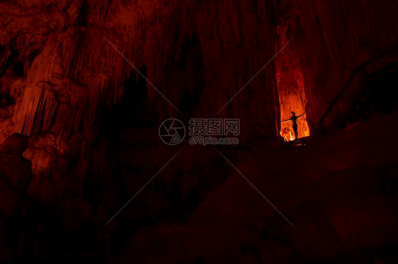 最多夏天假期剪影女士游客站在洞穴里ThamLod洞穴Tham洞穴是泰国最令人惊叹的洞穴之一图片