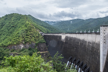技术爬坡道车站泰国北部河谷水电发机大泥坝并配有水龙头的大混凝土坝图片