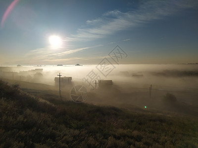 阳光农业早起村雾中半神秘清晨村雾中早图片
