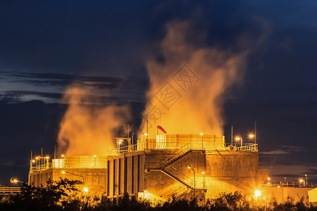 电压化学夜间蒸汽发电站的冷却塔力量图片
