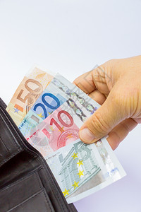 将欧元纸币手持在钱包中与白色背景隔开数字抵押财政图片