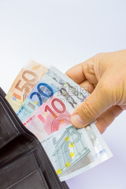 将欧元纸币手持在钱包中与白色背景隔开数字抵押财政图片