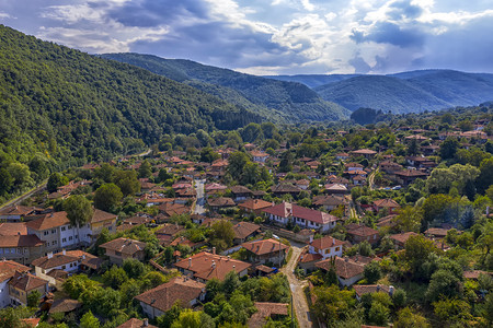 从保加利亚Ichera小山村无人驾驶飞机上空中看到美女风景优丽住宅背景图片