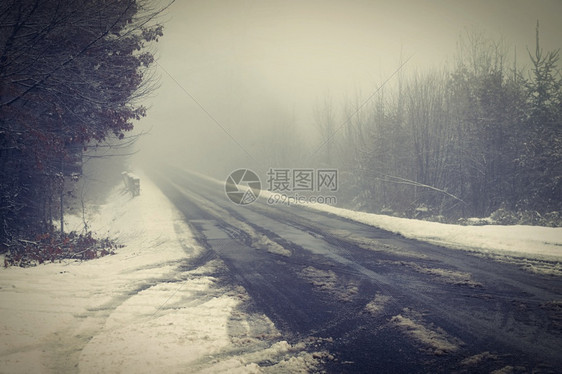 滑追踪冬季在雪中危险驾驶交通和恶劣天气概念交通和恶劣天气的概念图片