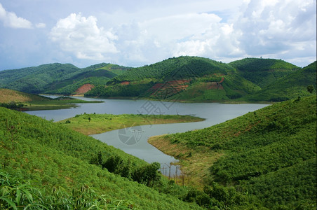 森林美丽的自然景观充满着滚动山峰的独特湖面天越南图片