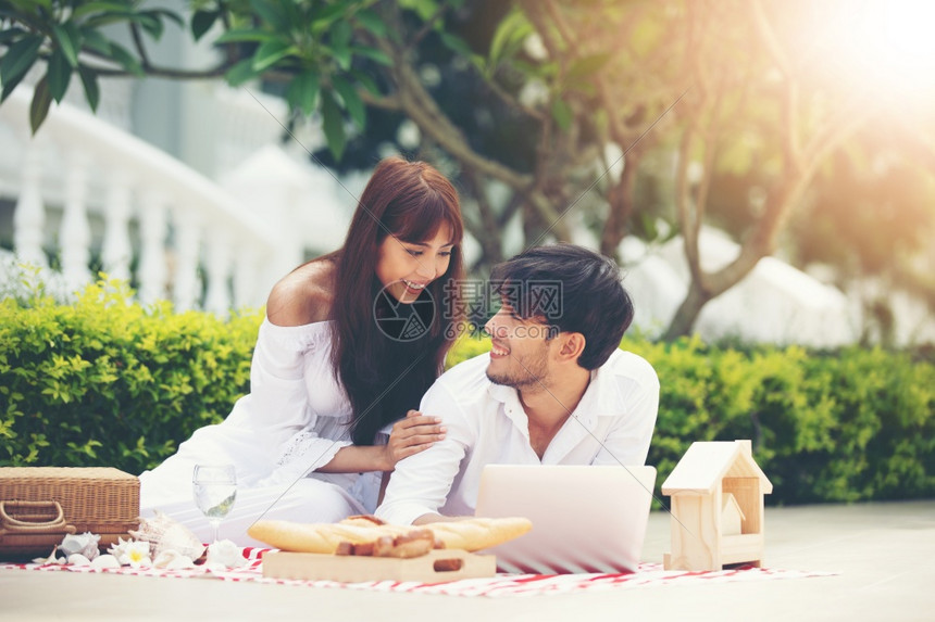 一种美丽的快乐浪漫夫妻情侣爱人在家野餐时聊天和喝酒并饮男朋友图片