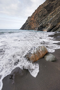 泡沫旅行在西班牙加那利群岛拉戈梅的暴风天在岩石海滩上喷洒波浪雾蓝色的图片