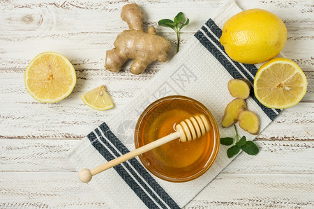 蜂蜜罐加柠檬姜汁美丽的有照片蜂蜜罐加柠檬姜汁生新鲜患病的图片